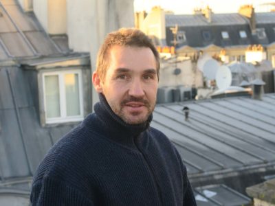 Pose d&rsquo;une toiture en zinc d&rsquo;un immeuble parisien